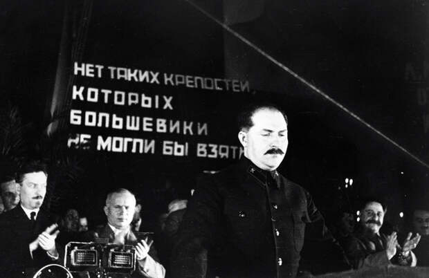 Лазарь Каганович выступает на торжественном заседании в связи с пуском 1-й очереди Московского метрополитена.