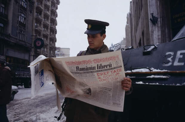 52-ARomaniansoldierreadstheRomaniaL.jpg 52-ARomaniansoldierreadstheRomaniaL.jpg