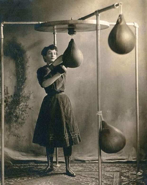 1. Разминка на груше, 1890 год бокс, женщины боксируют, женщины в спорте, интересно, история, спортсменки, фото