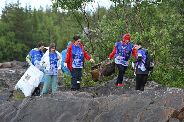 Волонтеры "Чистой Арктики" убрали поселок, где снимался фильм "Остров"