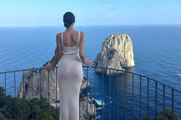 Модель Дева Кассель выложила фото в прозрачном платье на Капри
