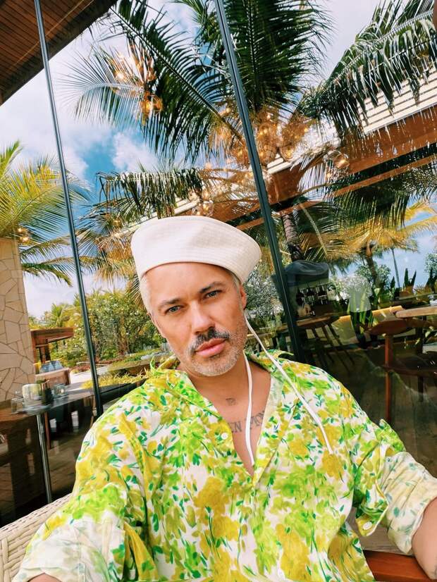 Клава Кока поделилась забавной историей из детства на шоу у Александра Рогова