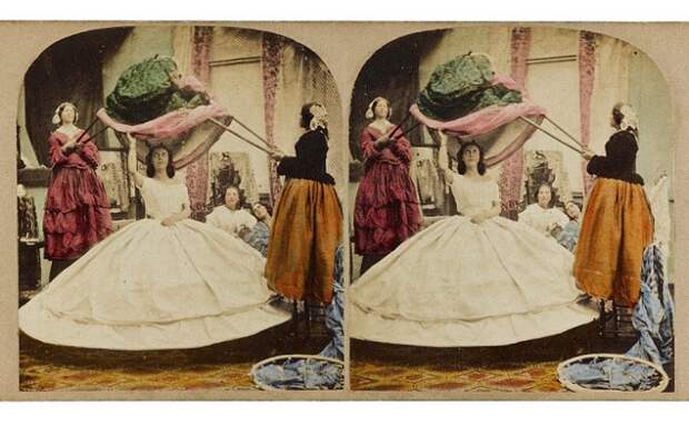 Процедура одевания девушки в середине 18 века.