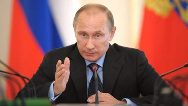 Президент России Владимир Путин проводит совещание с членами правительства РФ