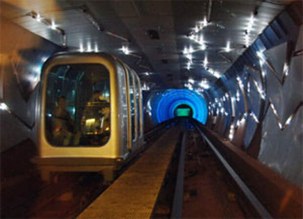 The Bund Sightseeing Tunnel - самый впечатляющий метрополитен