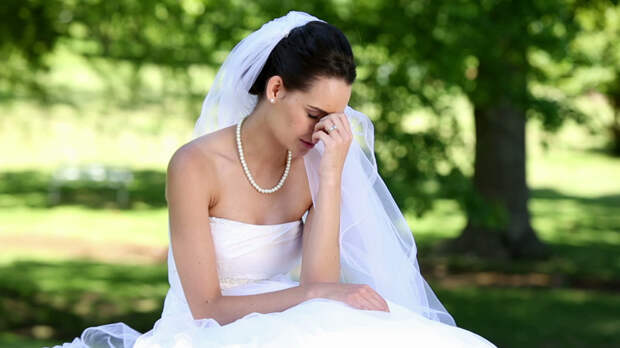 a82e15ee720af232-stock-footage-upset-bride-crying-on-a-sunny-day