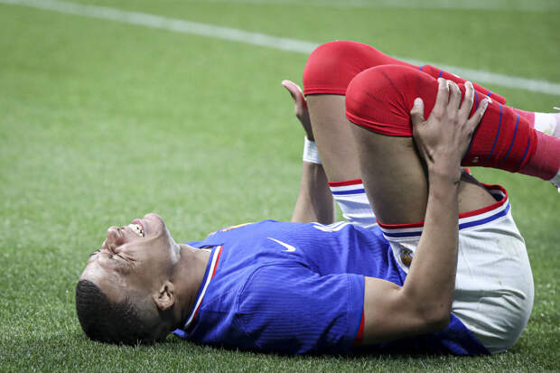 Мбаппе пропустил тренировку сорной Франции из-за болей в спине и может не сыграть с Канадой