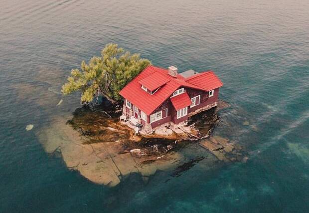 Самый маленький обитаемый остров на планете (Just Room Enough, США).