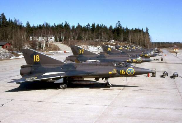 2. Сверхзвуковой истребитель Saab 35 Draken военная техника, военные машины, юмор