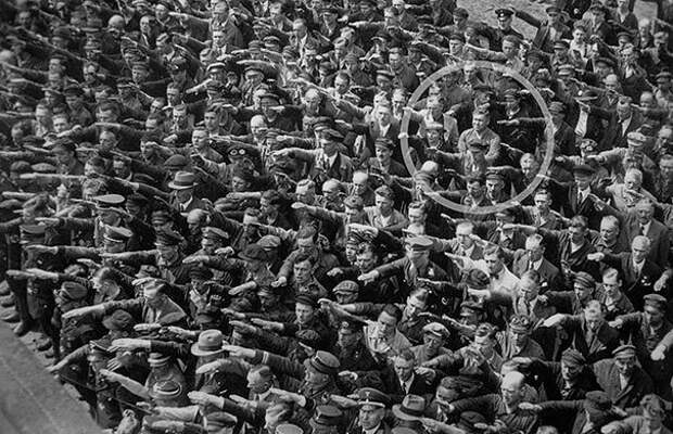 Мужчина отказывается салютовать нацистам, 1936 год
