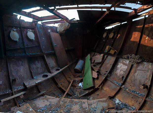 Остатки кладбища кораблей в бухте Труда