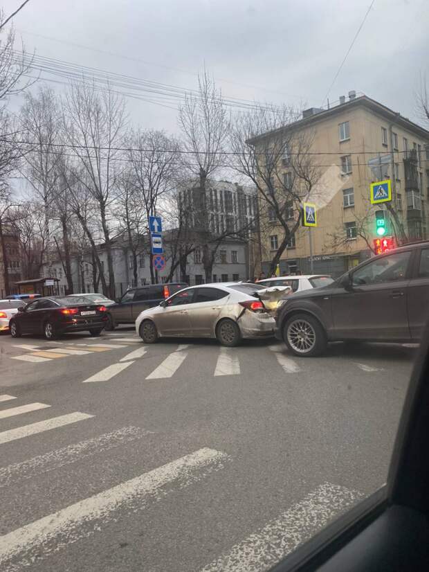 В 3-м проезде Марьиной Рощи кроссовер въехал в легковушку
