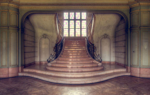 Отремонтированная лестница в бельгийском замке, который во время Первой мировой использовался немцами как тюрьма.