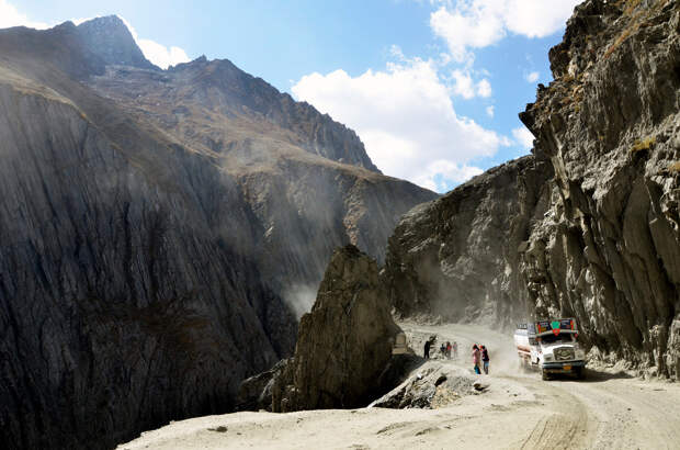 the-most-dangerous-road-in-india-artnaz-com-12