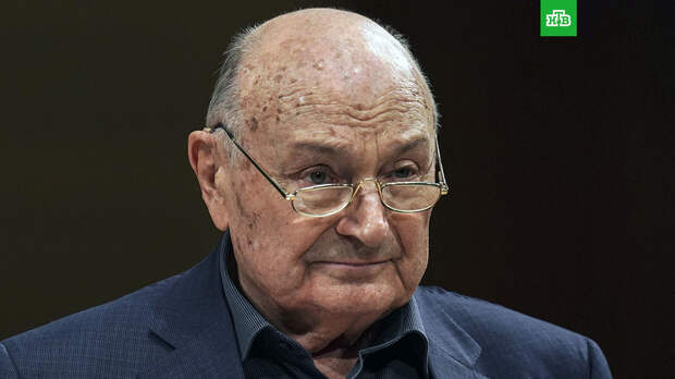 Михаил Жванецкий не встает с постели и не выходит из дома