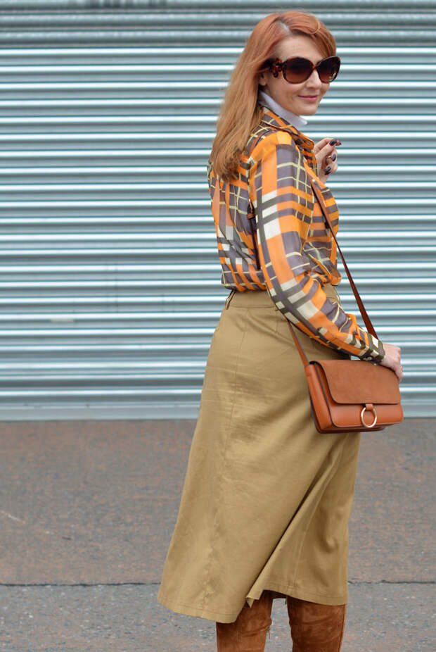 70s style without wearing flared jeans | Midi skirt, boots and roll neck