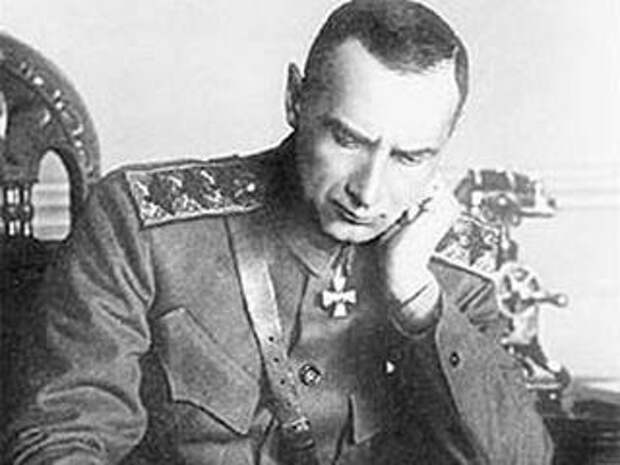 Адмирал Колчак, о котором офицеры американского экспедиционного корпуса писали: «Сотни тысяч русских, осмелившихся не подчиниться новому диктатору Колчаку, висели на деревьях и телеграфных столбах вдоль сибирской железной дороги».