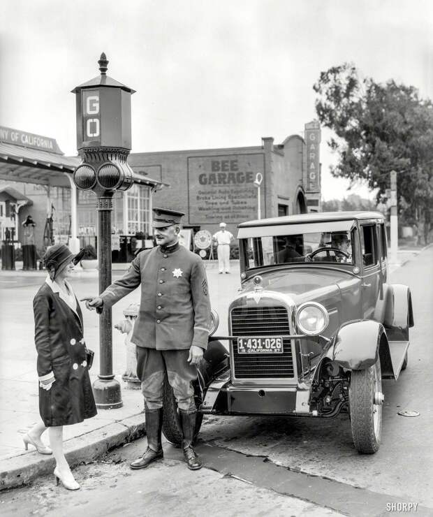 На пешеходном переходе (1927 год) авто, олдтаймер, ретро фотографии, старинные автомобили
