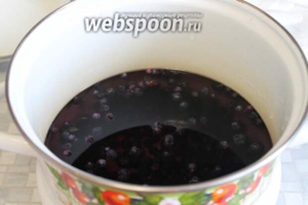Залить ягоду холодной водой, довести до кипения и варить минут 5-10.
