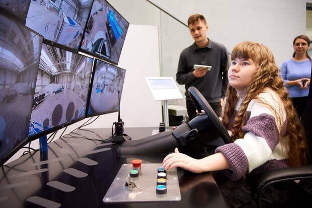 Коробченко в рамках «Елки желаний» помог девочке из Казани увидеть промышленных роботов