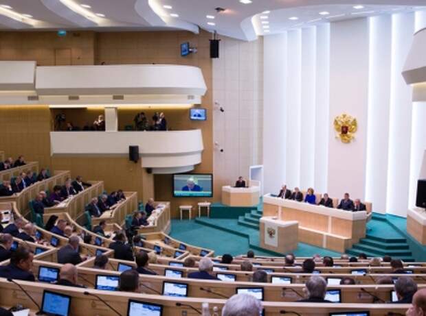 Сенаторы вслед за Думой намерены просить Путина урезать зарплаты