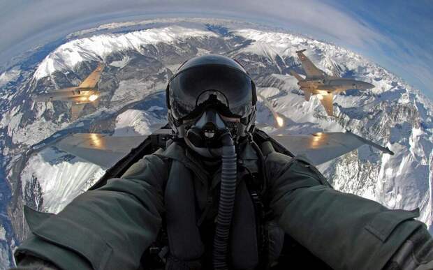 Selfie by Swiss fighter pilot Schweizer Luftwaffe Люси в небе с алмазами: селфи пилотов самолетов