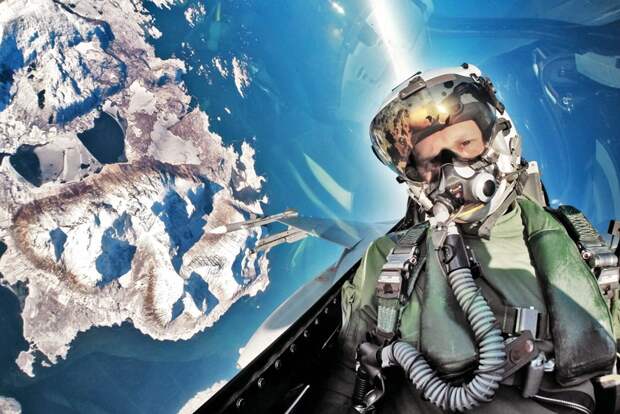 Danish F 16 pilot takes selfie Люси в небе с алмазами: селфи пилотов самолетов