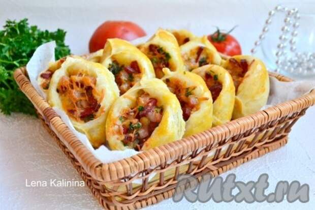 Очень вкусным, маленьким пирожкам "Погача" с колбасой и сыром дать немного остыть. Вкусны и в теплом, и в холодном виде. 