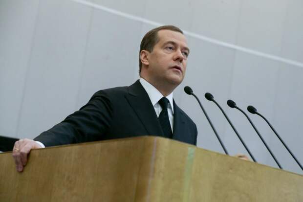 Медведев «поздравил» Трампа с развязыванием США новой войны