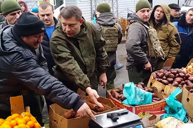 Глава ДНР проверил точность рыночных весов с помощью пистолета Глава ДНР проверил точность рыночных весов с помощью пистолета
