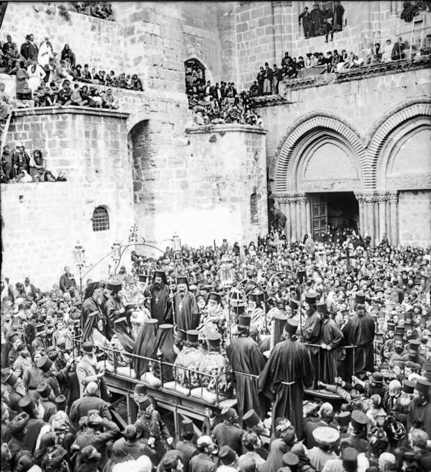 Обряд омовения ног в начале прошлого века. Лестница (в правом верхнем углу) все там же, на своем неизменном месте. /Фото:blogspot.com Обряд омовения ног в начале прошлого века. Лестница (в правом верхнем углу) все там же, на своем неизменном месте. /Фото:blogspot.com