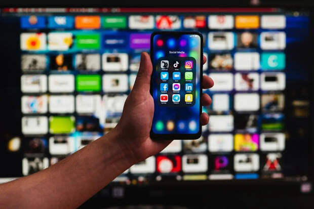 Открытки против мемов: почему зумеры массово бегут из Telegram в "Одноклассники"