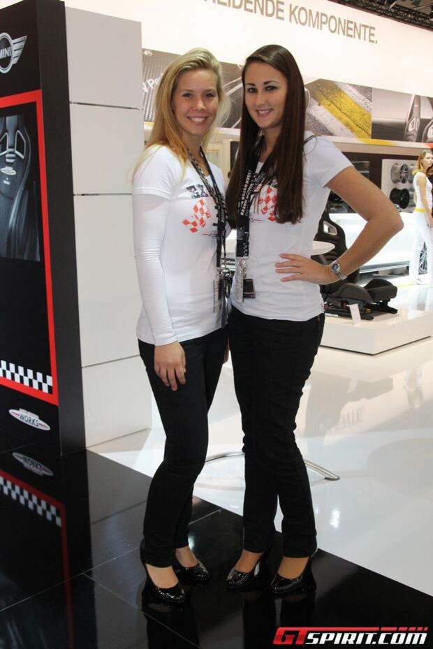 Девушки с автосалона Essen Motor Show (72 фото)