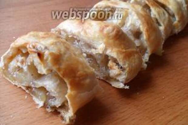 Нарезаем готовый штрудель небольшими кусочками.