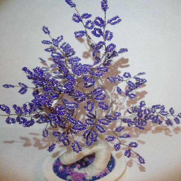 Цветы, дерево и браслеты из бисера