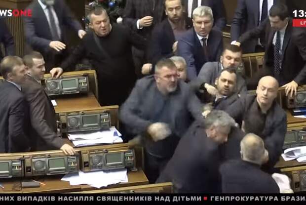 В Раде депутаты подрались после голосования о переименовании УПЦ 