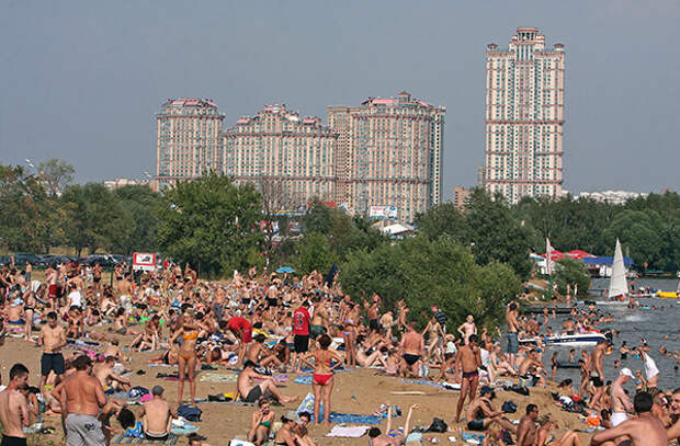 Отдыхающие москвичи на пляже в Серебряном бору