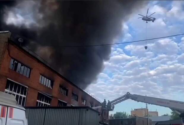 В Москве загорелось производственно-складское здание, огонь тушили авиацией