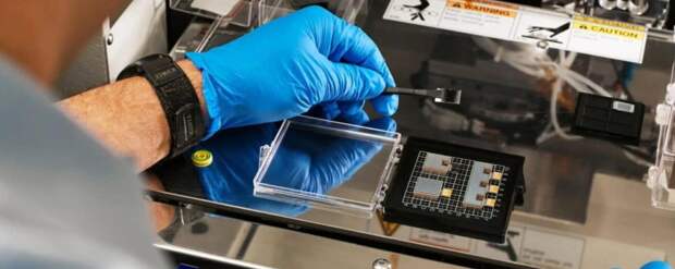 Компании IBM удалось применить принципы волоконной оптики к процессорам