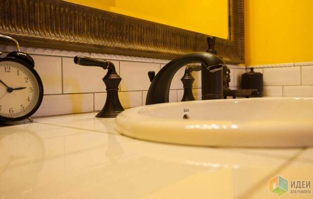 Желтая ванная, смесители в стиле ретро