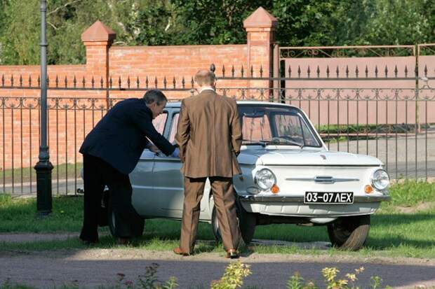 Джордж Буш осматривает легендарный «Запорожец» Путина Джордж Буш осматривает легендарный «Запорожец» Путина