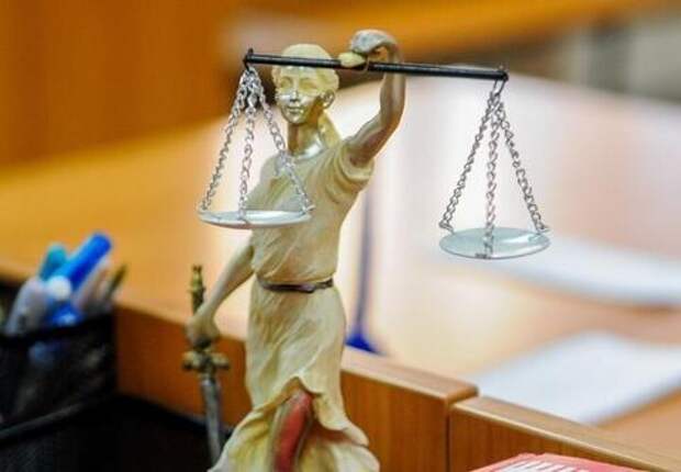 «Белые розы» заморозили: сочинский суд приостановил дело Разина о песнях «Ласкового мая»