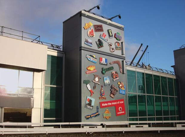 Реклама на зданиях Vodafone