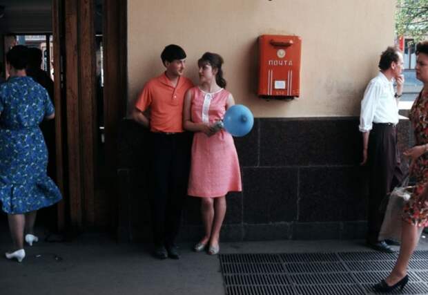 Сокольники. Молодая пара, стоящая рядом с почтовым ящиком