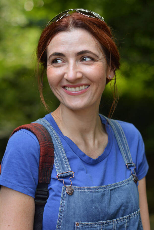 Blue t-shirt, denim dungarees (overalls)