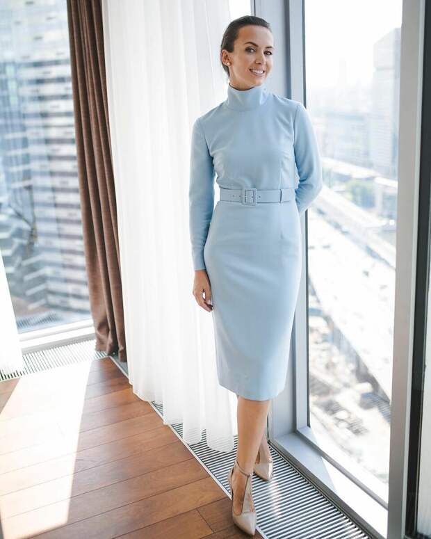 Офисное платье небесно-голубого оттенка для смелых модниц. /Фото: i.pinimg.com