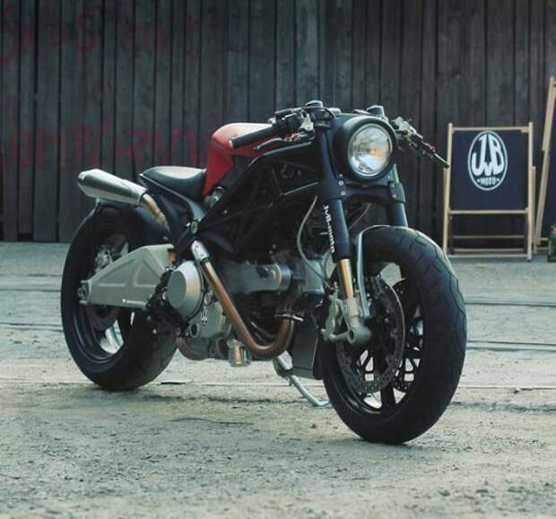 Кастом Ducati Monster 1100 «Flat Red II»
