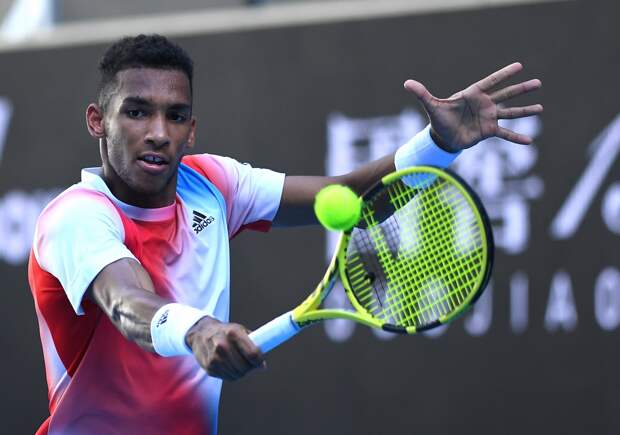 Оже-Альяссим впервые обыграл первую ракетку мира