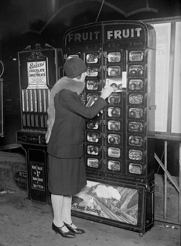 Покупка фруктов на вокзале Паддингтон, Лондон.