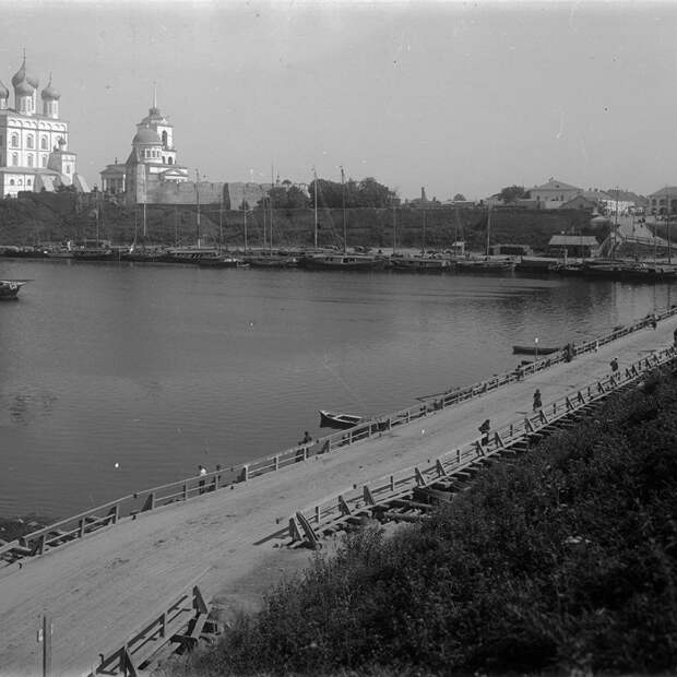 Кремль и плавучий мост через р. Великую Кремль и плавучий мост через р. Великую